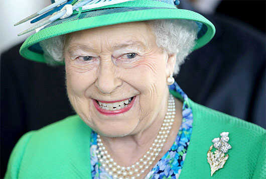 Điểm qua những mẫu ghim cài áo lịch sử của Nữ hoàng Elizabeth
