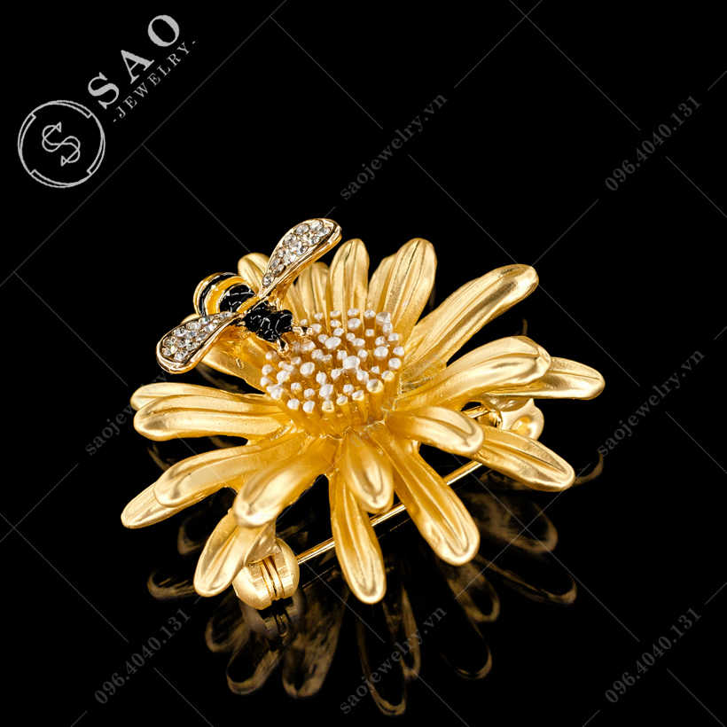 Hoa cài áo ong bên cúc vàng SAO - C04