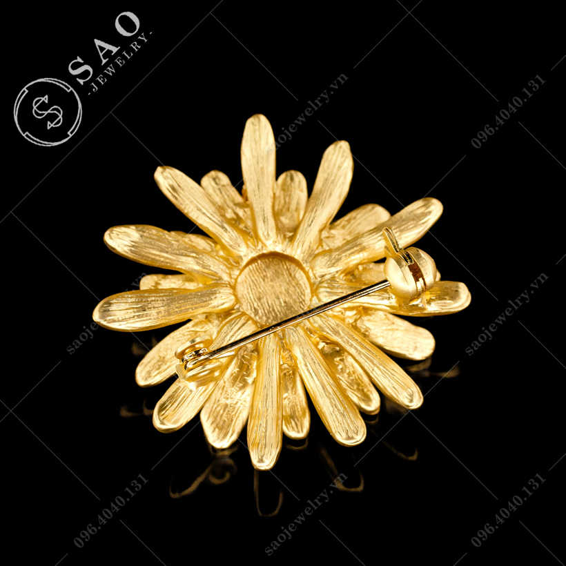 Hoa cài áo ong bên cúc vàng SAO - C04