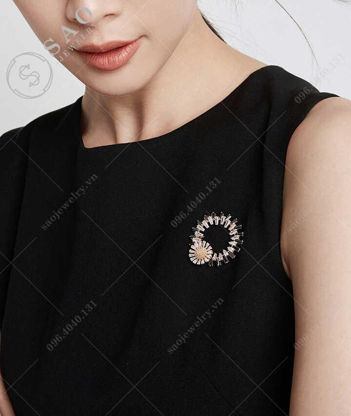 Cài áo nữ hoa cúc vòng tròn pha lê SAO - C310