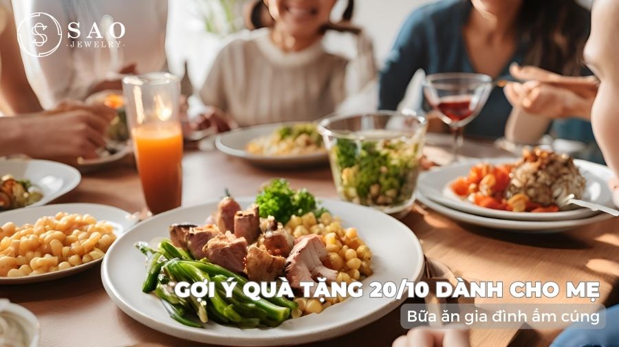 Quà tặng mang giá trị tinh thần cho mẹ -Bữa ăn gia đình ấm cúng